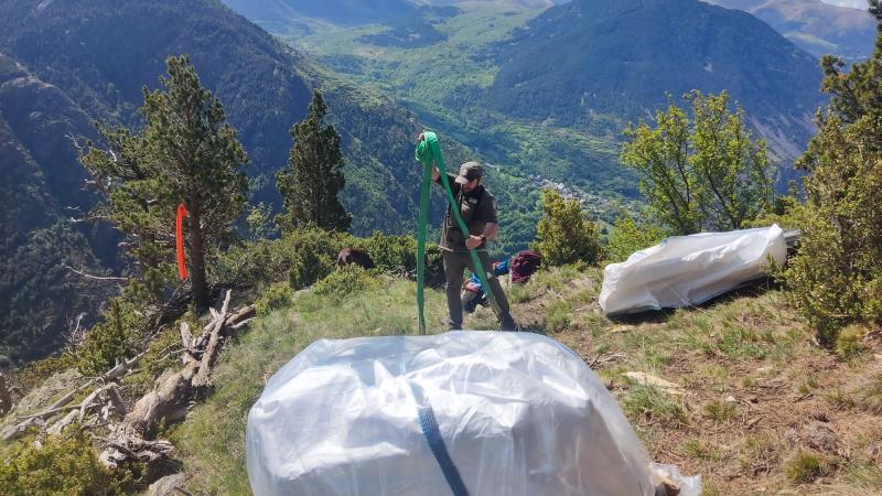 Instal·lació de l'antena que retransmetrà el sistema wifi al Planell d'Aigüestortes